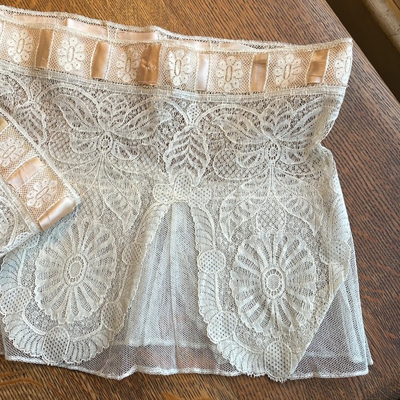 Antique Edwardian/Victorian patterned lace skirt/dress hem w/satin ribbon trim - Picture 2 of 10